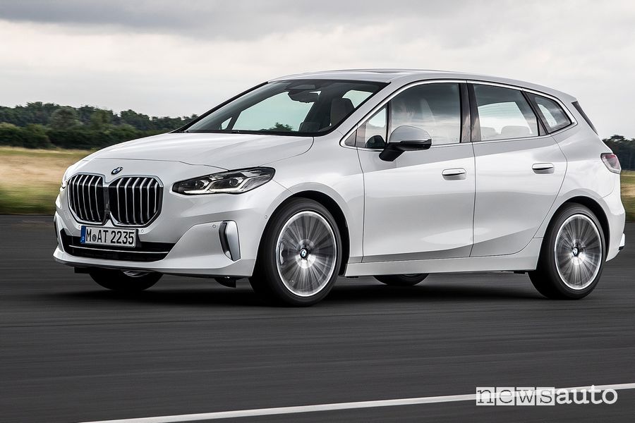 Vista di profilo BMW Serie 2 Active Tourer su strada
