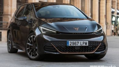 Vista di profilo Cupra Born elettrica Quasar Grey