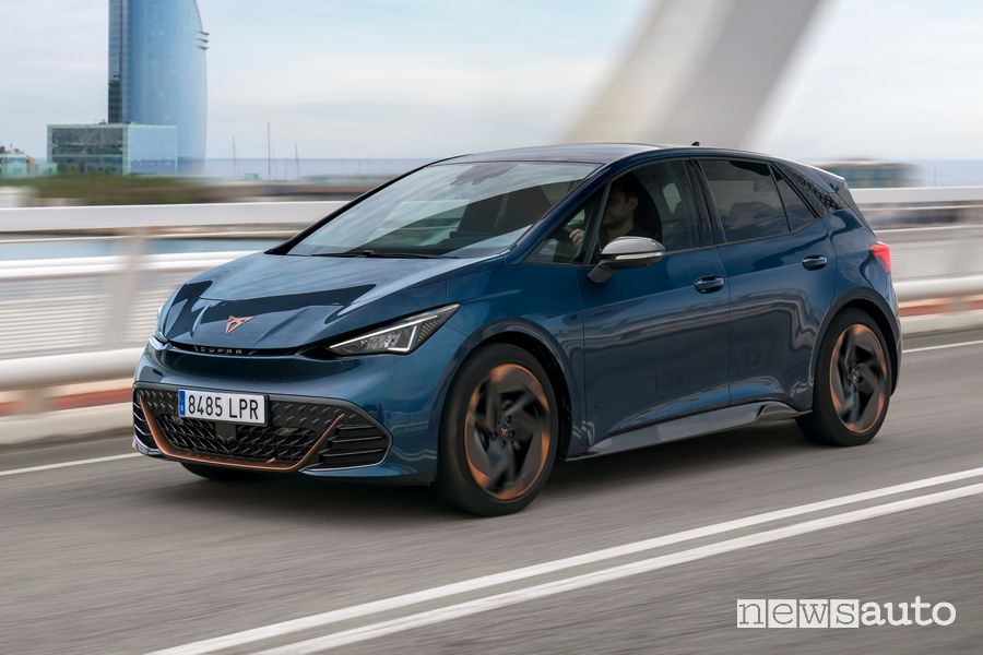 Vista di profilo Cupra Born elettrica Aurora Blue su strada
