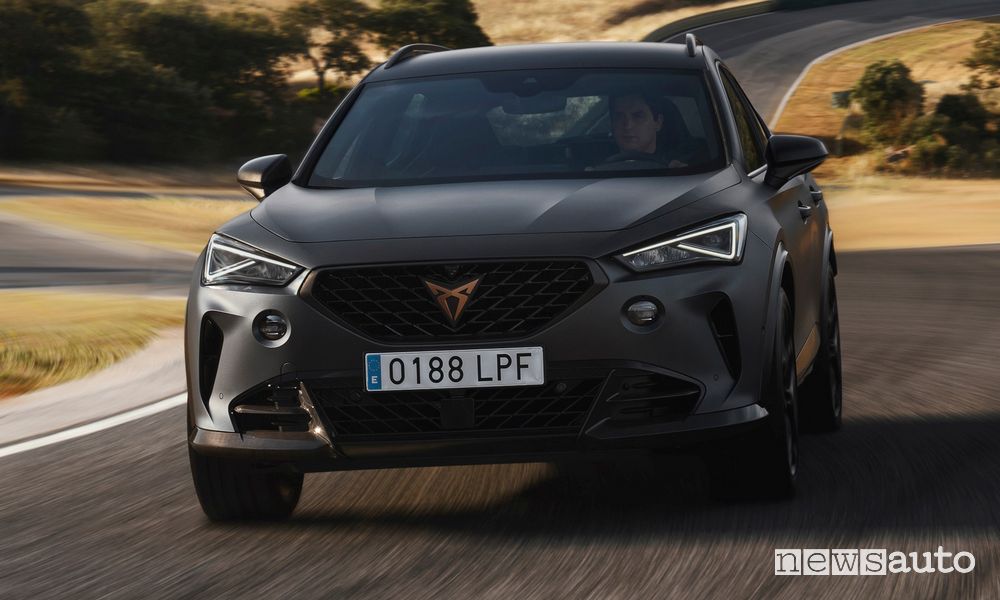 Vista frontale Cupra Formentor VZ5 su strada