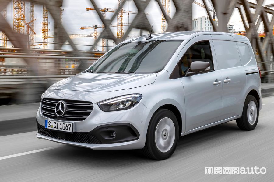 Vista di profilo Mercedes-Benz Citan furgone su strada