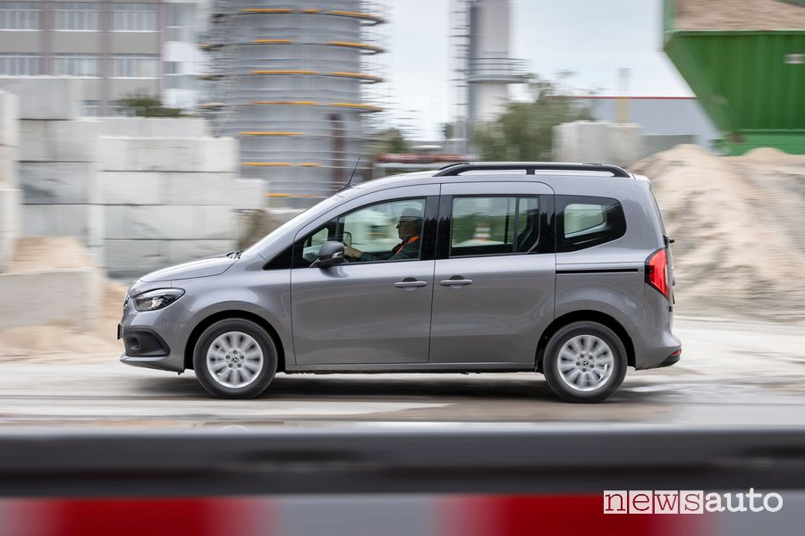 Vista laterale Mercedes-Benz Citan Tourer su strada