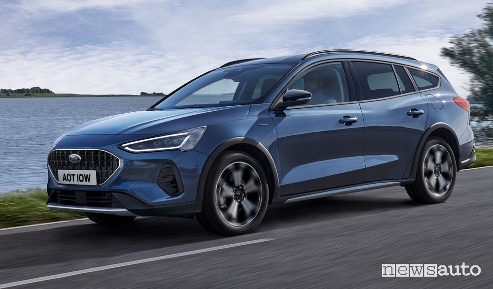 Vista di profilo nuova Ford Focus Active su strada