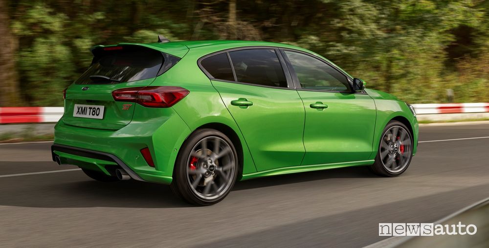 Vista posteriore nuova Ford Focus ST su strada