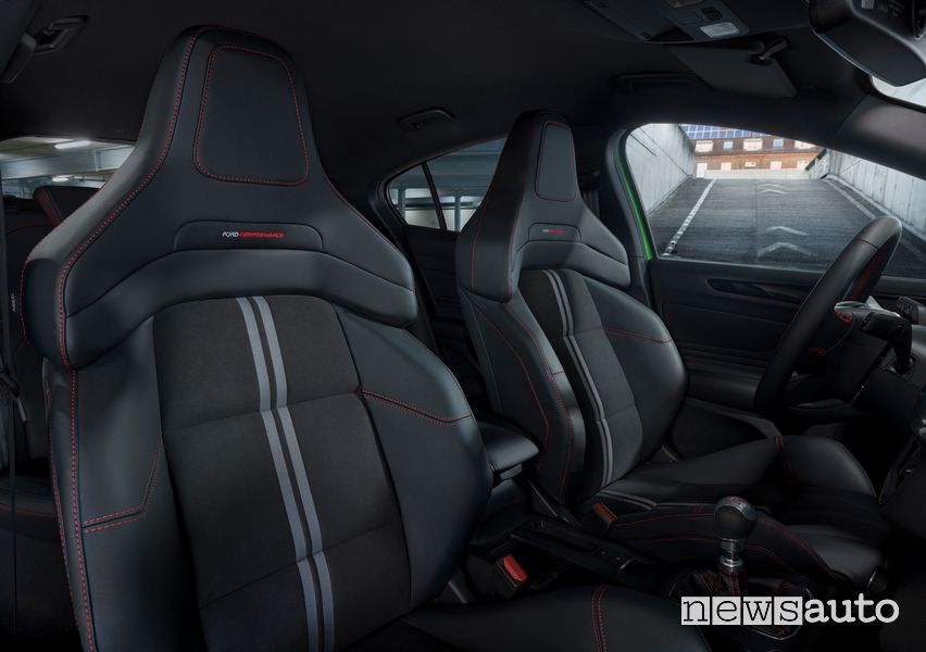 Sedili sportivi abitacolo nuova Ford Focus ST