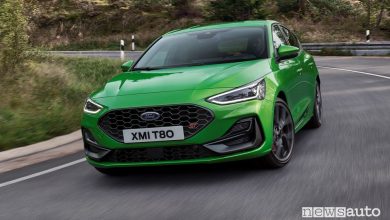Vista frontale nuova Ford Focus ST su strada