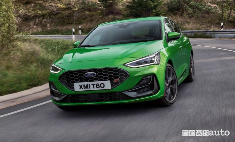 Vista frontale nuova Ford Focus ST su strada