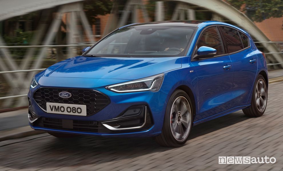 Vista di profilo nuova Ford Focus ST-Line su strada