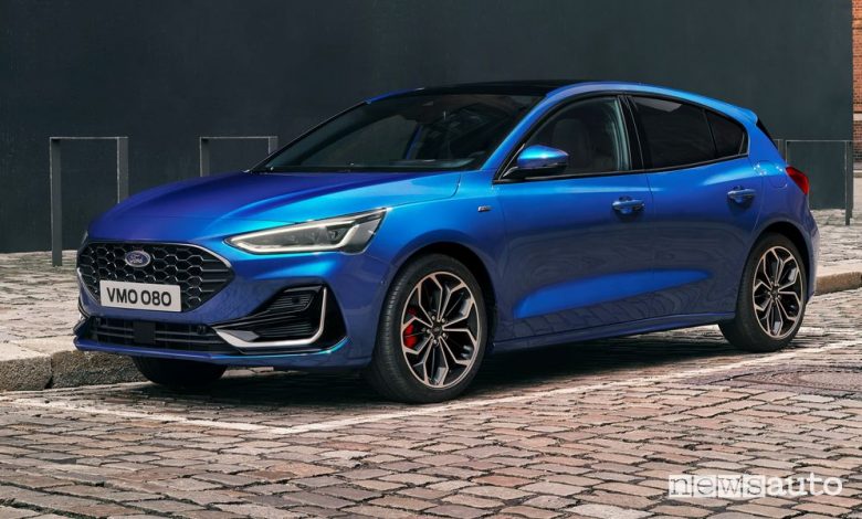 Vista di profilo nuova Ford Focus ST-Line