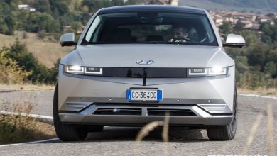 Vista anteriore Hyundai Ioniq 5 su strada