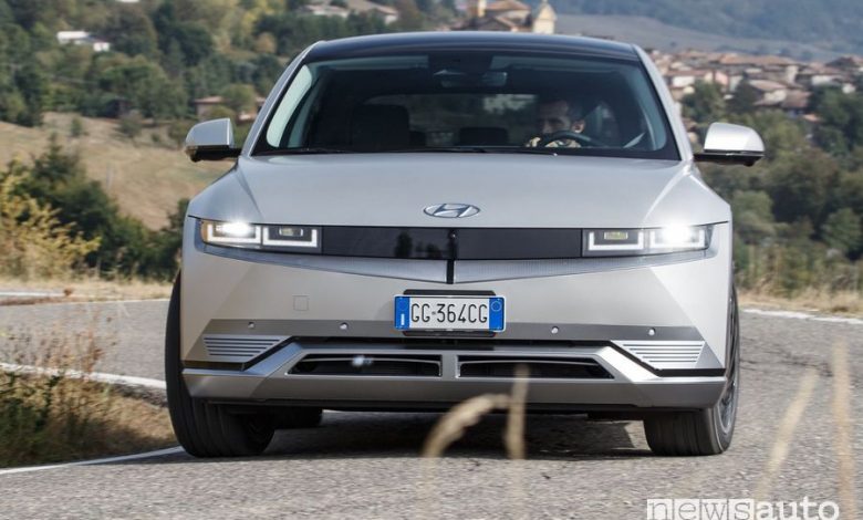 Vista anteriore Hyundai Ioniq 5 su strada