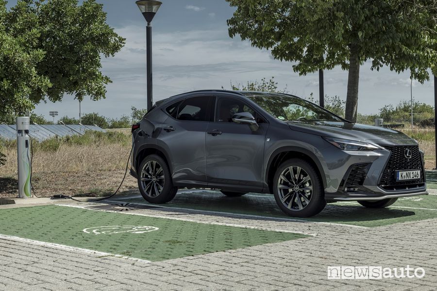Nuova Lexus NX 450h+ in ricarica