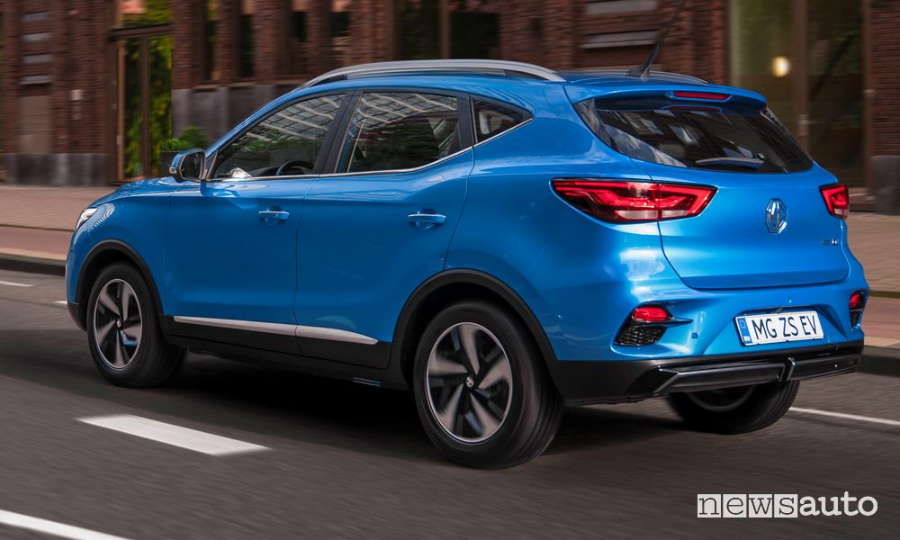 Vista di profilo nuova MG ZS EV su strada