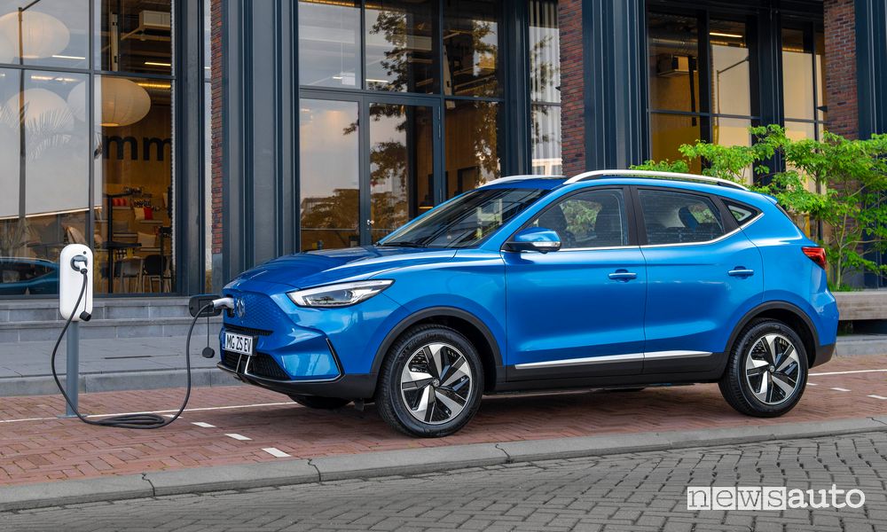 Nuova MG ZS EV in ricarica