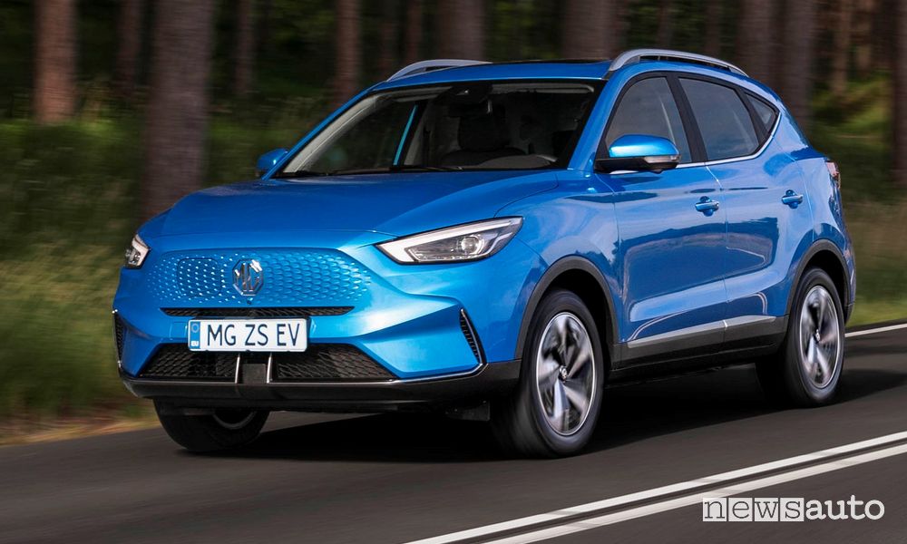 Vista di profilo nuova MG ZS EV su strada