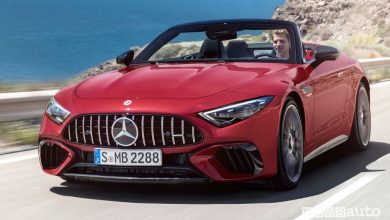 Vista di profilo nuova Mercedes-AMG SL 63 4MATIC+ su strada