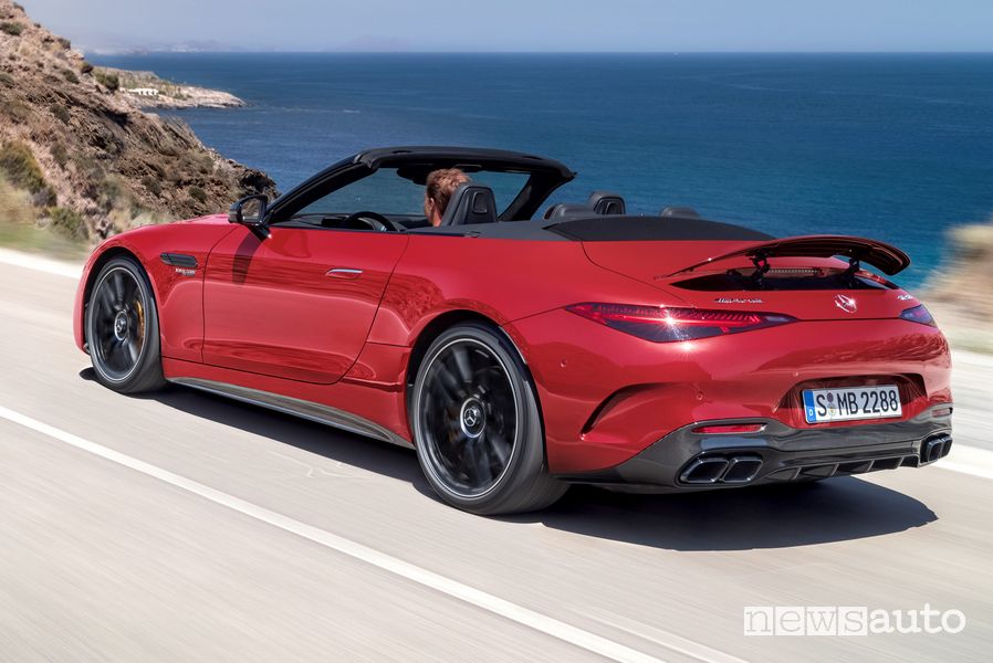 Vista posteriore nuova Mercedes-AMG SL 63 4MATIC+ su strada
