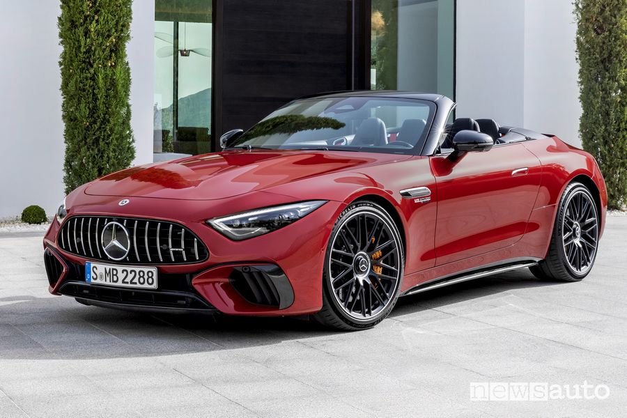 Vista di profilo nuova Mercedes-AMG SL 63 4MATIC+ con la capote aperta