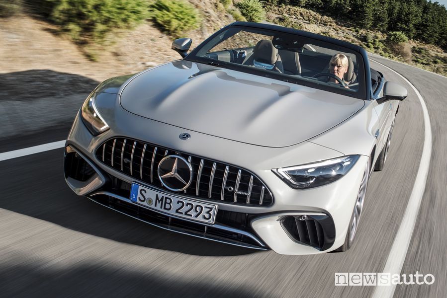 Vista frontale nuova Mercedes-AMG SL 55 4MATIC+ su strada
