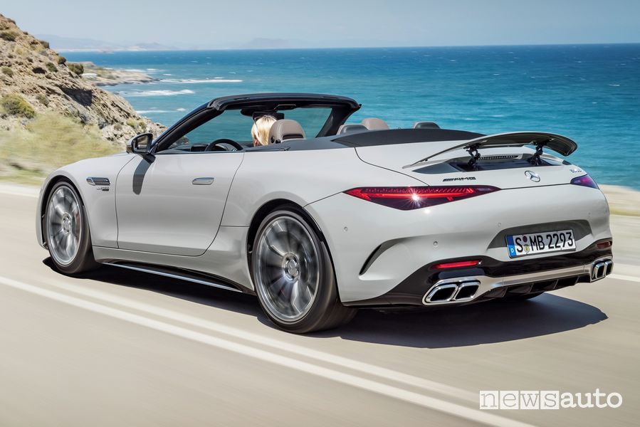 Vista posteriore nuova Mercedes-AMG SL 55 4MATIC+ su strada spoiler aperto