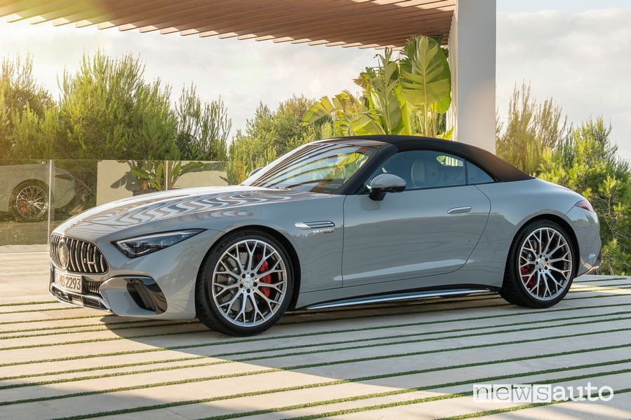 Vista di profilo nuova Mercedes-AMG SL 55 4MATIC+ con la capote chiusa