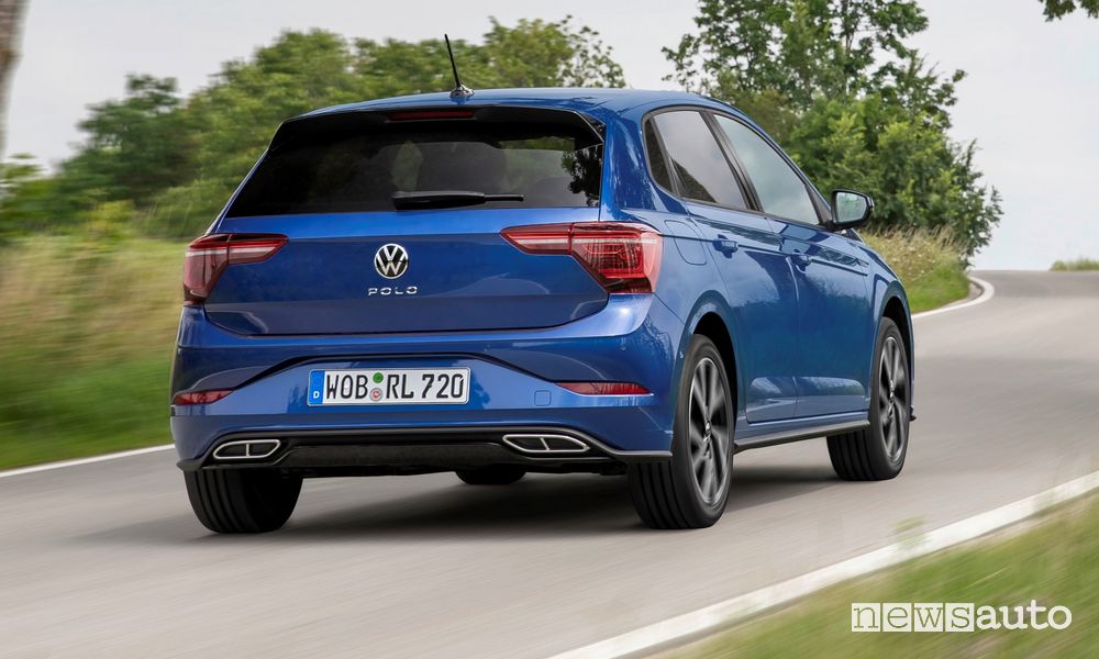 Vista posteriore nuova Volkswagen Polo R-Line su strada