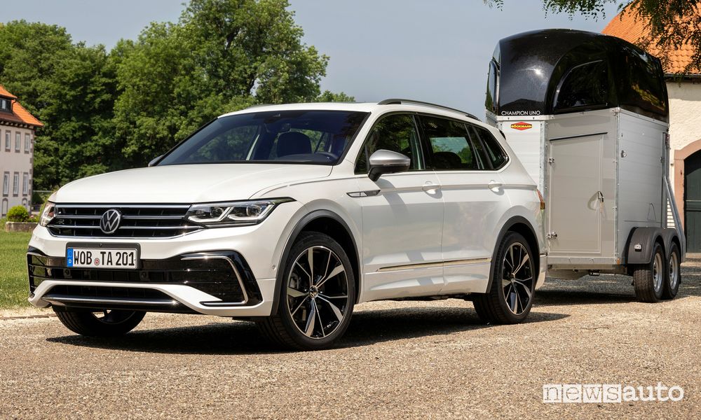 Vista di profilo nuova Volkswagen Tiguan Allspace