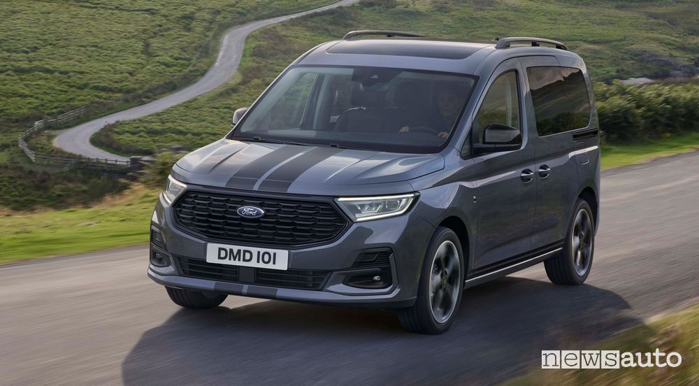 Vista di profilo nuovo Ford Tourneo Connect Sport su strada