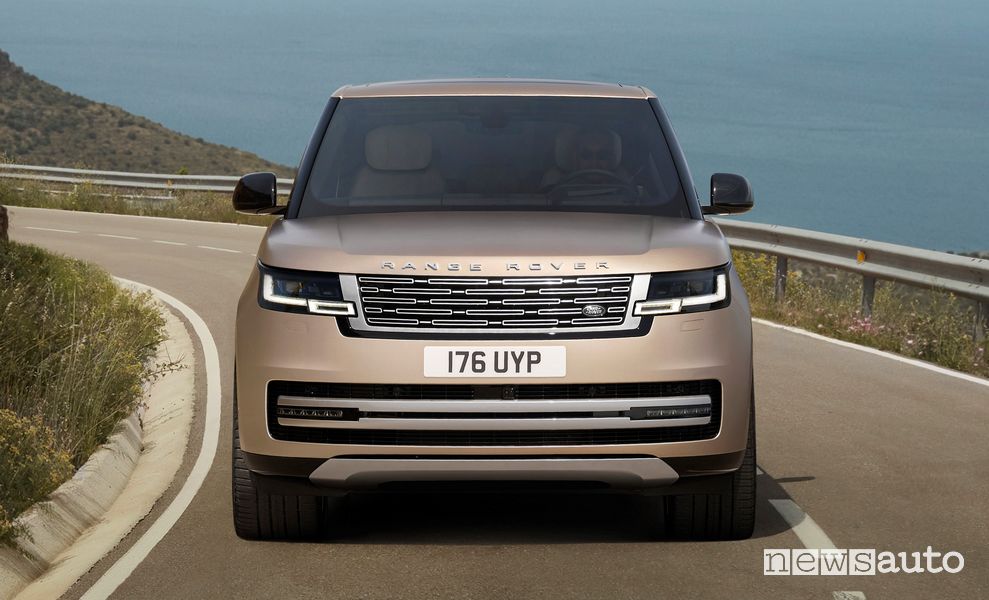 Vista anteriore nuovo Range Rover su strada