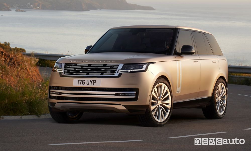 Vista di profilo nuovo Range Rover su strada