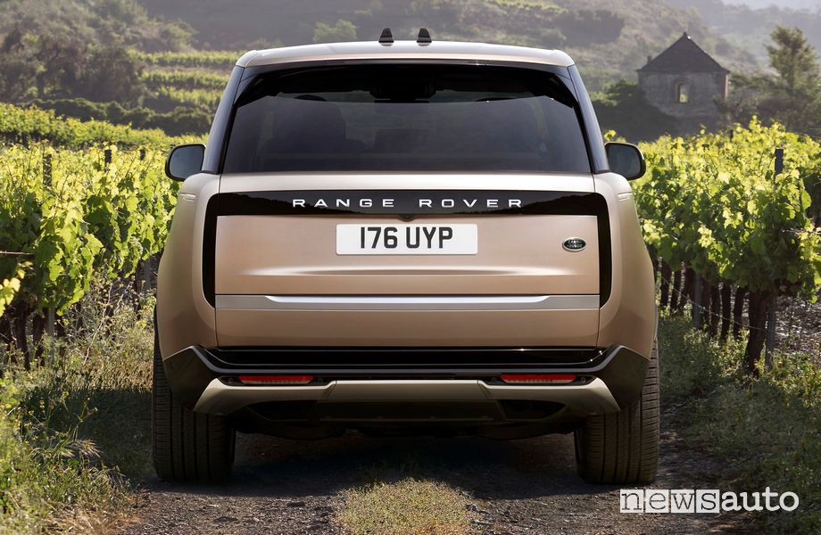 Vista posteriore nuovo Range Rover sullo sterrato
