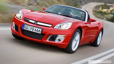 Opel GT spider del 2006 su strada