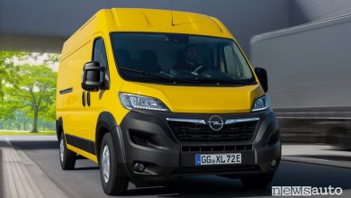 Vista di profilo Opel Movano-e elettrico su strada