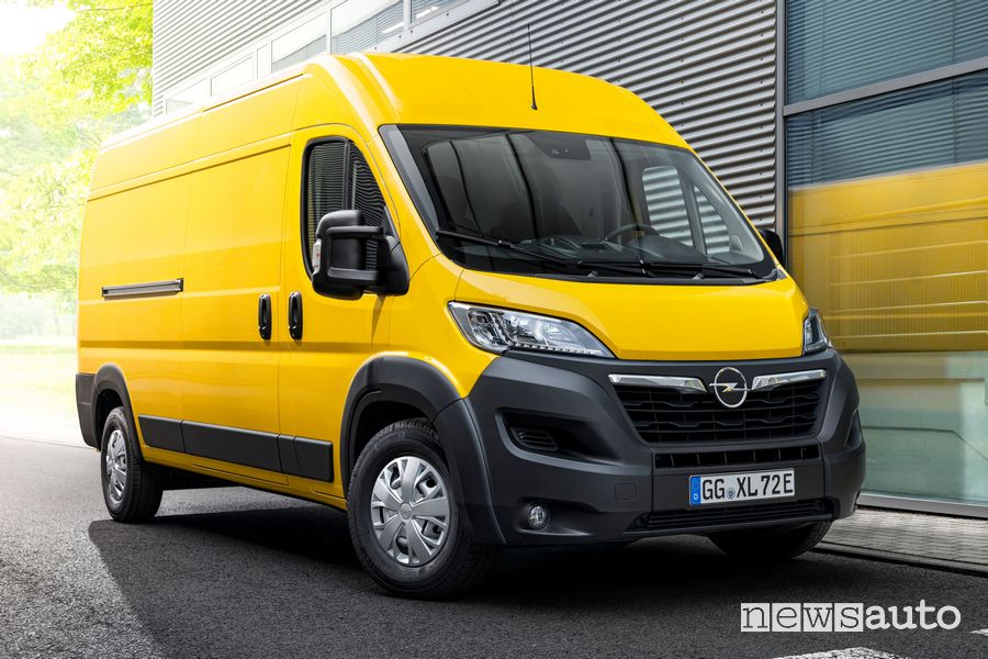 Vista di profilo Opel Movano-e elettrico