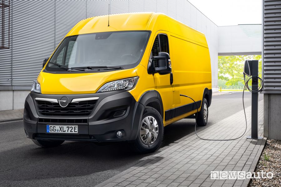Opel Movano-e elettrico in ricarica