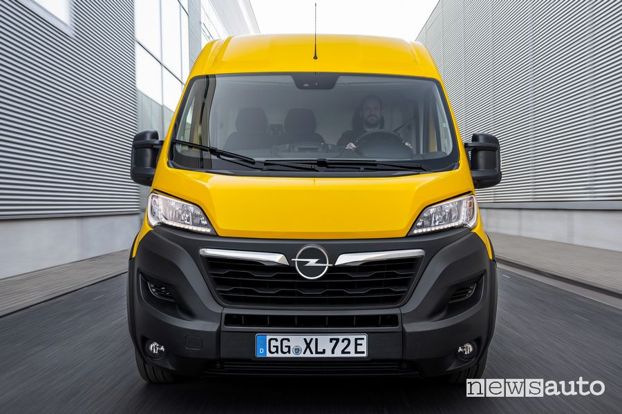 Vista frontale Opel Movano-e elettrico su strada
