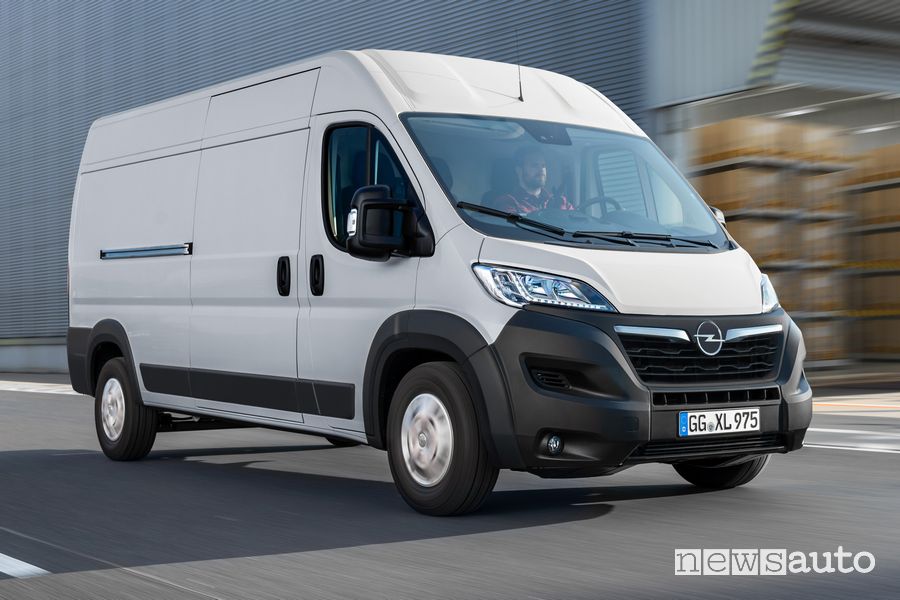 Vista di profilo Opel Movano su strada