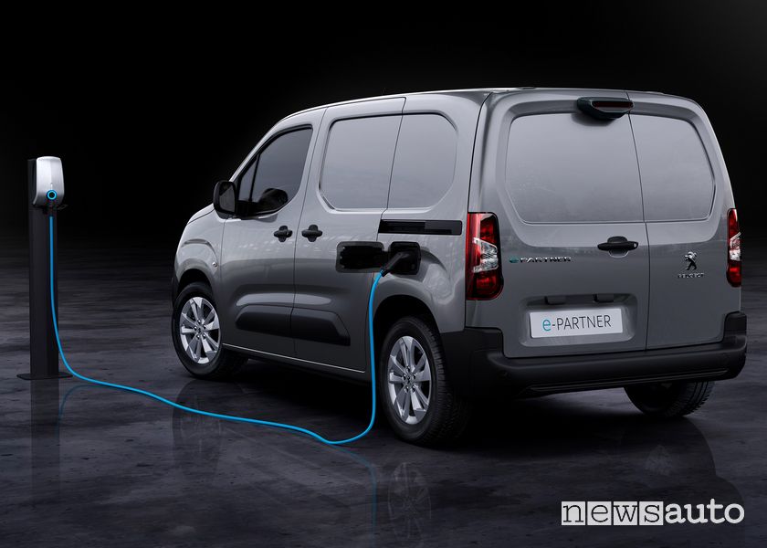 Vista posteriore Peugeot e-Partner furgone elettrico in ricarica