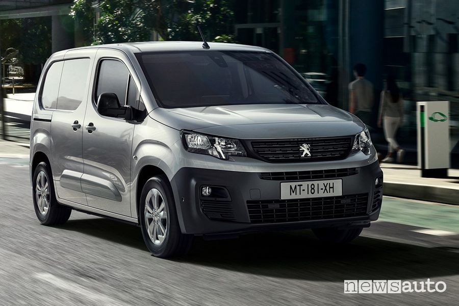 Peugeot e-Partner furgone elettrico su strada