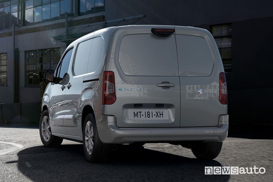 Vista posteriore Peugeot e-Partner furgone elettrico su strada