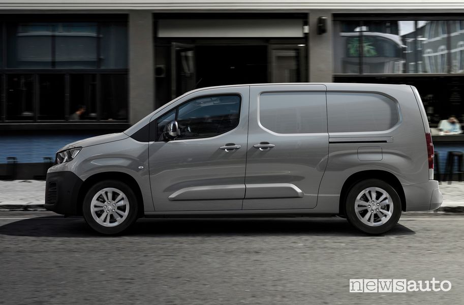 Vista laterale Peugeot e-Partner furgone elettrico