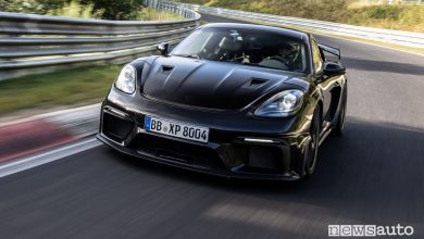 Vista di profilo Porsche 718 Cayman GT4 RS al Nürburgring