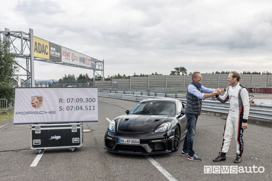 Jörg Bergmeister record al Nürburgring con la Porsche 718 Cayman GT4 RS