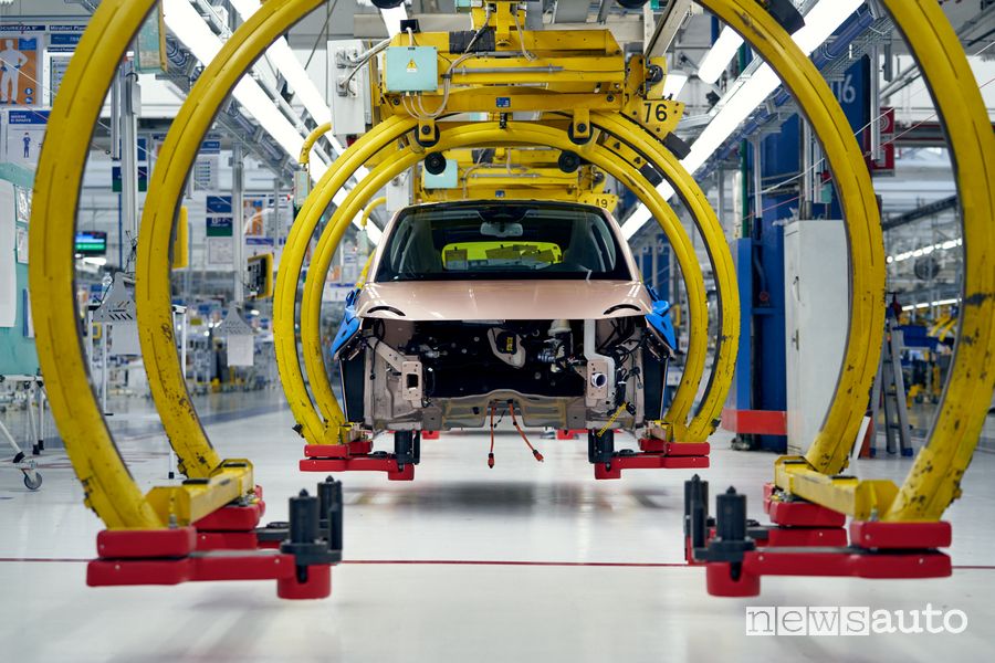 Linea di produzione nuova Fiat 500 elettrica