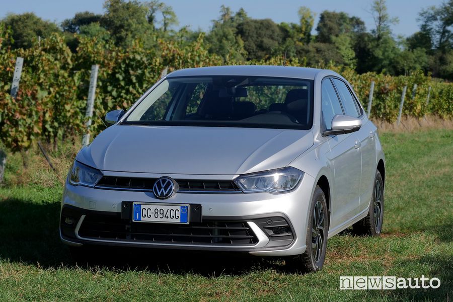 Vista di profilo Volkswagen Polo TGI Life a metano