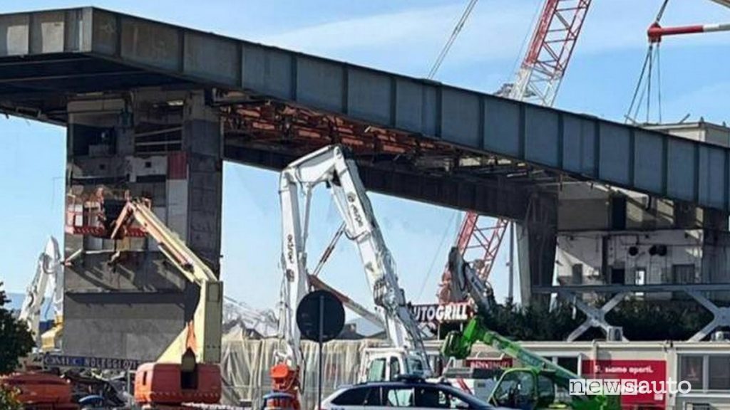 L'Autogrill di Montepulciano durante la demolizione