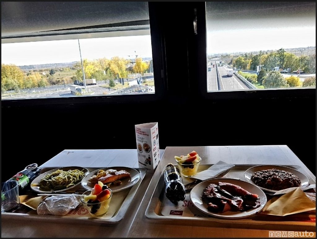 Vista autostrada dal ristorante dell'Autogrill di Montepulciano durante un pranzo