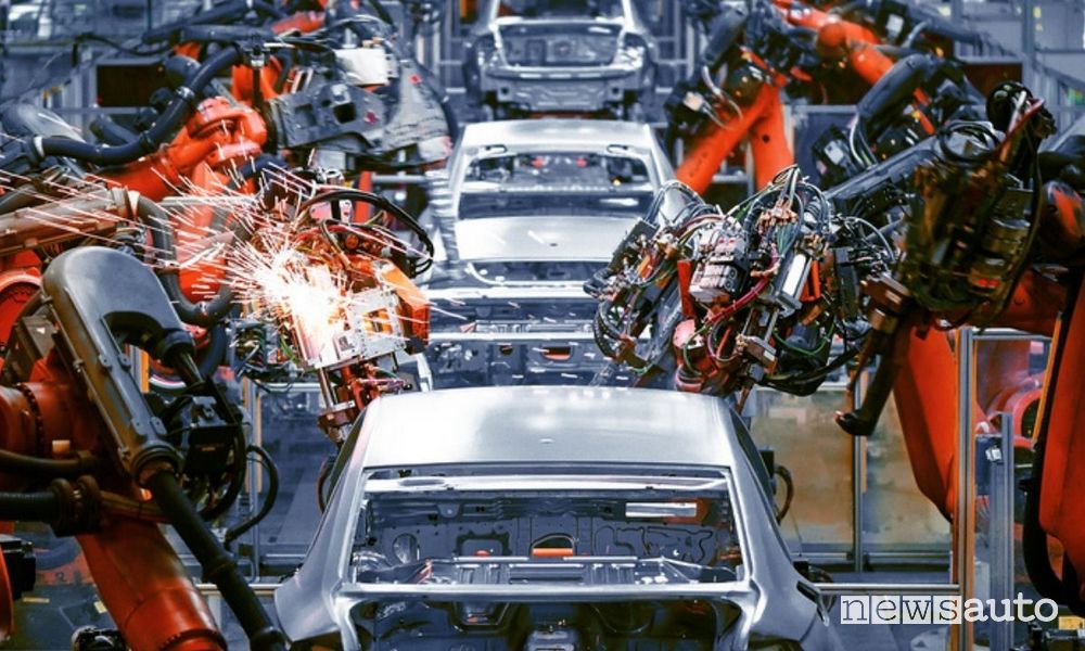 Crisi chip e semiconduttori produzione auto ferma