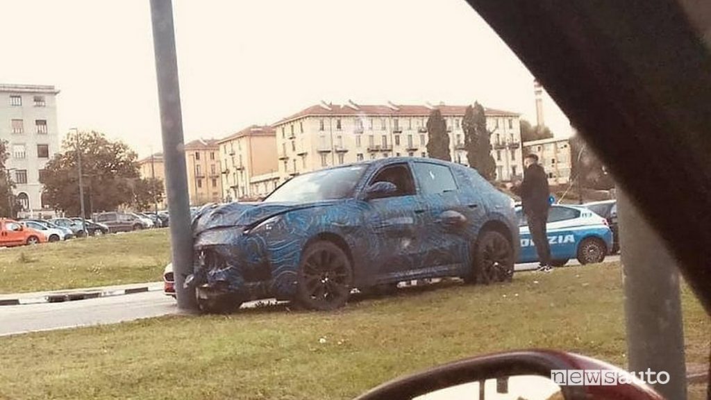 Nuova Maserati Grecale coinvolta nell'incidente sulla rotonda di Piazza Polonia a Torino