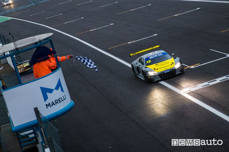 Audi R8 GT3 bandiera a scacchi traguardo GT Endurance Monza 2021